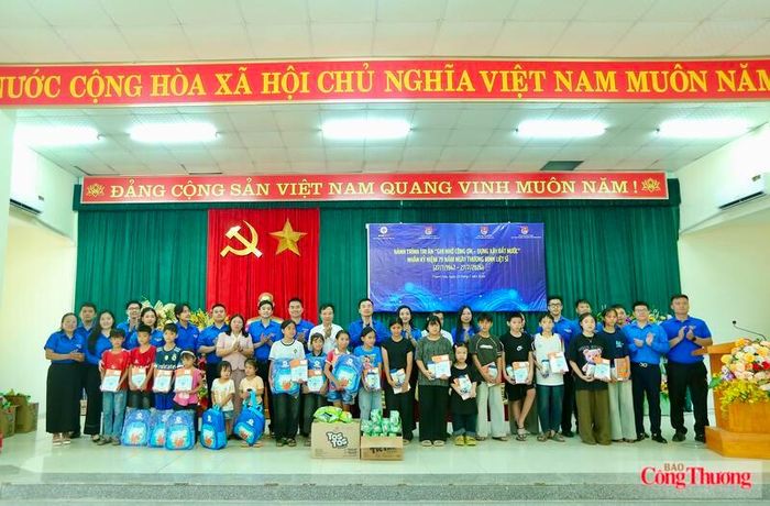 50 suất quà gồm đồ dùng học tập cũng được trao tới các em học sinh thuộc diện gia đình chính sách, có hoàn cảnh khó khăn. Ảnh: Ngô Nhung
