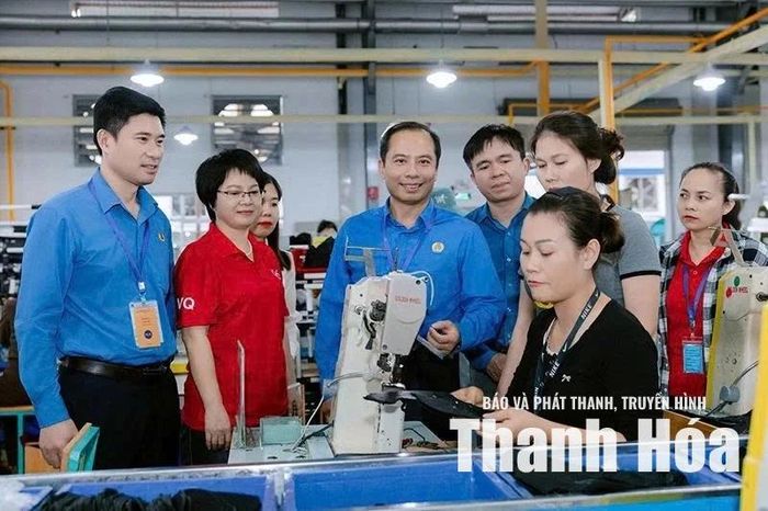 Lãnh đạo LĐLĐ tỉnh thăm hỏi tình hình sản xuất, đời sống công nhân Công ty TNHH Giày Annora Việt Nam. Ảnh: Thanh Huê