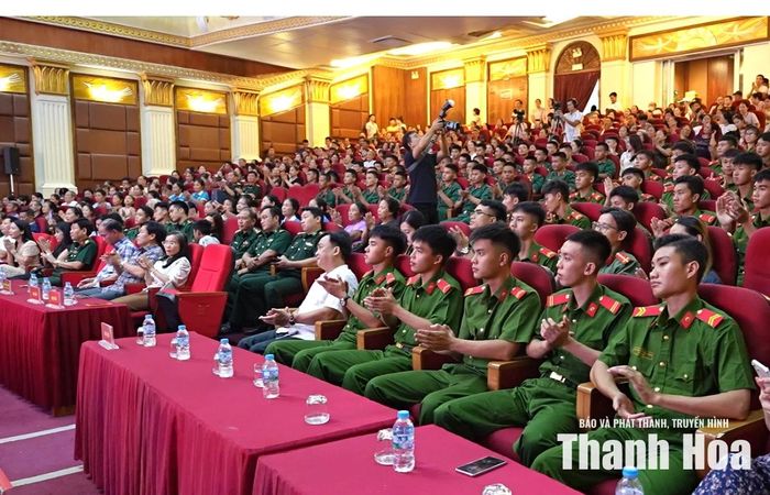 Vở kịch hát “Khoảng trời con gái” được đông đảo khán giả Thanh Hóa đón nhận nồng nhiệt.