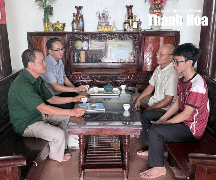 Dòng họ Nguyễn Đình gặp gỡ con cháu trong dòng họ có thành tích học tập xuất sắc.
