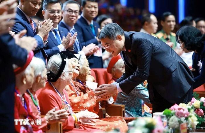 Thủ tướng Lê Minh Hưng thăm hỏi các Mẹ Việt Nam Anh hùng dự Hội nghị Tri ân người có công với cách mạng toàn quốc năm 2026. Ảnh: Dương Giang/TTXVN