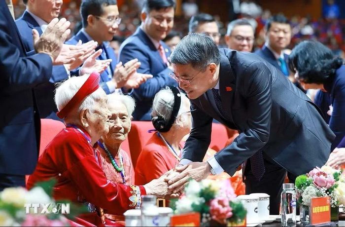 Thủ tướng Lê Minh Hưng thăm hỏi các Mẹ Việt Nam Anh hùng dự Hội nghị Tri ân người có công với cách mạng toàn quốc năm 2026. Ảnh: Dương Giang/TTXVN
