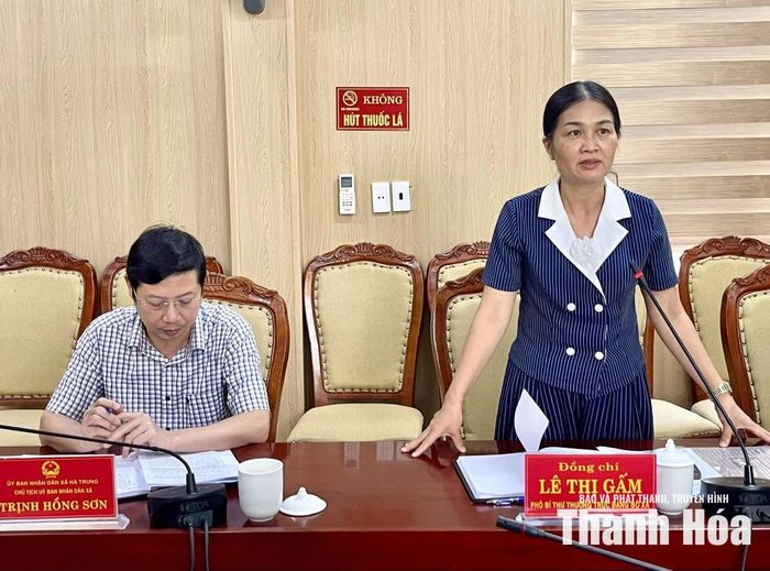 Phó Bí thư Thường trực Đảng ủy xã Hà Trung Lê Thị Gấm phát biểu tại hội nghị.