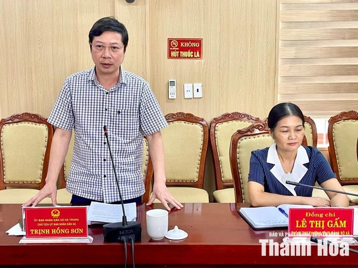 Chủ tịch UBND xã Hà Trung Trịnh Hồng Sơn phát biểu tại hội nghị.