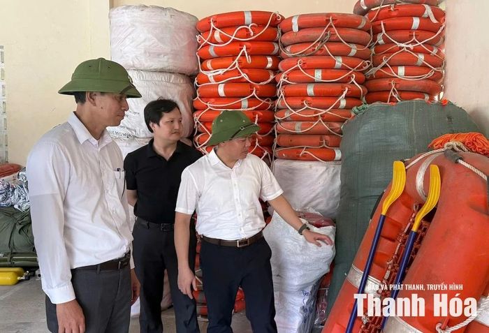 Đoàn công tác kiểm tra kho chứa vật tư phòng, chống thiên tai của xã Thường Xuân.