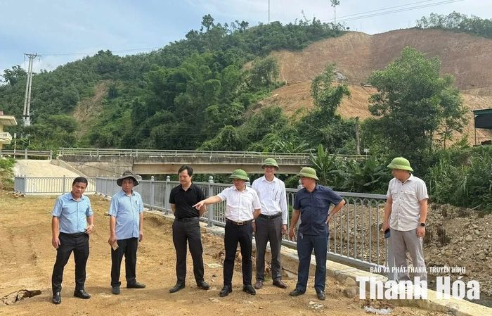 Đoàn công tác kiểm tra tiến độ thi công dự án kè Na Nghịu, xã Yên Nhân.