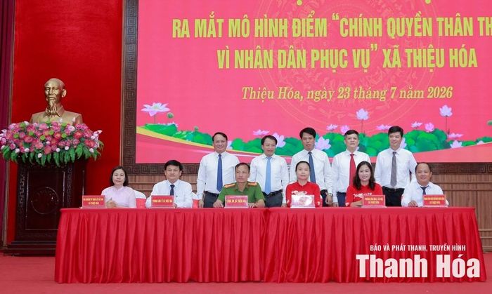Trưởng Ban Tuyên giáo và Dân vận Tỉnh ủy Đào Xuân Yên cùng lãnh đạo xã Thiệu Hóa chứng kiến các đơn vị tham gia ký cam kết thực hiện mô hình.