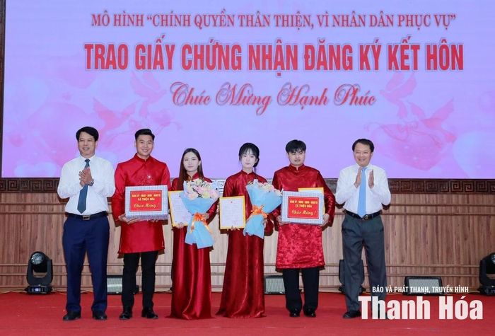 Trưởng Ban Tuyên giáo và Dân vận Tỉnh ủy Đào Xuân Yên cùng lãnh đạo xã Thiệu Hóa trao thư và quà chúc mừng các cặp đôi đăng ký kết hôn tại lễ ra mắt mô hình.