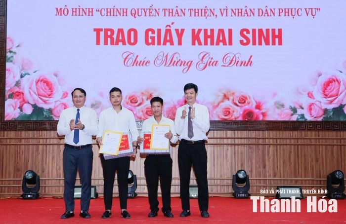Lãnh đạo xã Thiệu Hóa trao thư và quà chúc mừng các trường hợp khai sinh.