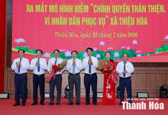 Trưởng Ban Tuyên giáo và Dân vận Tỉnh ủy Đào Xuân Yên cùng lãnh đạo xã Thiệu Hóa tặng hoa chúc mừng Ban điều hành mô hình.