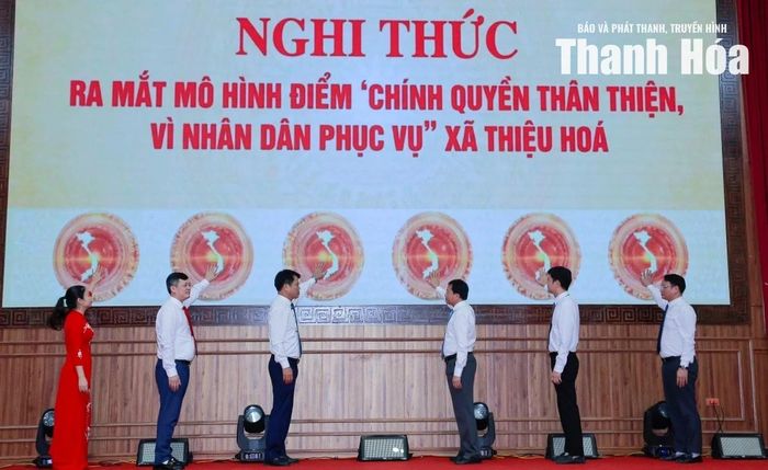 Trưởng Ban Tuyên giáo và Dân vận Tỉnh ủy Đào Xuân Yên cùng lãnh đạo xã Thiệu Hóa thực hiện nghi thức ra mắt mô hình.