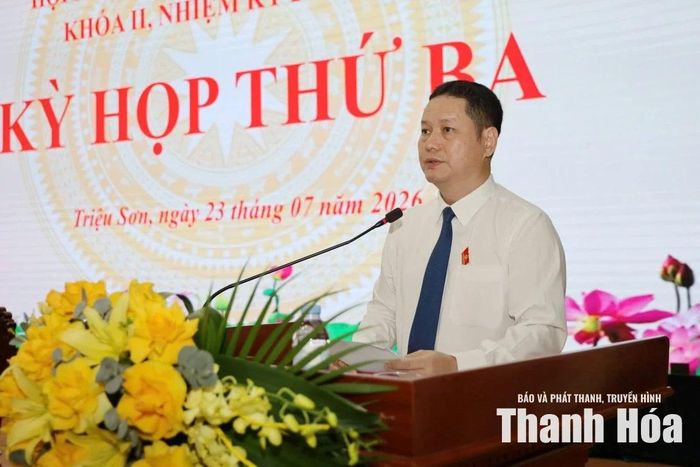 Bí thư Đảng ủy, Chủ tịch HĐND xã Triệu Sơn Phạm Nguyên Hồng phát biểu tại kỳ họp.