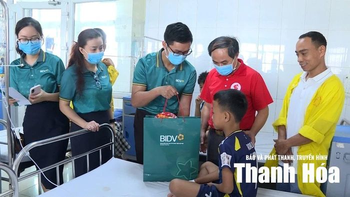 Đại diện Hội Chữ thập đỏ tỉnh, Ngân hàng Thương mại Cổ phần Đầu tư và Phát triển Việt Nam - Chi Nhánh Thanh Hóa, Chi nhánh Lam Sơn tặng quà cho các bệnh nhi tại Bệnh viện Nhi Thanh Hóa.