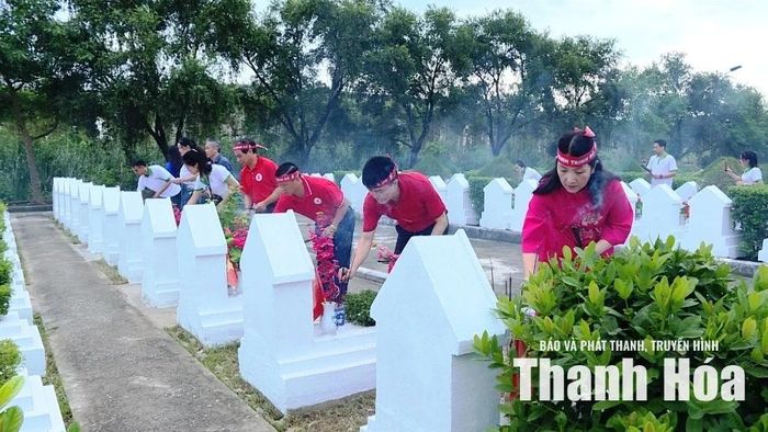 Các tình nguyện viên thắp hương bày tỏ lòng thành kính, biết ơn sâu sắc đối với các Anh hùng liệt sĩ đã quên thân mình hy sinh cho sự nghiệp đấu tranh bảo vệ Tổ quốc.