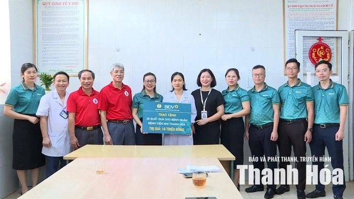 Trong khuôn khổ chương trình, Hội Chữ thập đỏ tỉnh đã phối hợp với Ngân hàng Thương mại Cổ phần Đầu tư và Phát triển Việt Nam - Chi Nhánh Thanh Hóa, Chi nhánh Lam Sơn tặng quà cho 40 bệnh nhân nhi mắc bệnh tan máu bẩm sinh có hoàn cảnh khó khăn đang được chăm sóc, điều trị tại Bệnh viện Nhi Thanh Hóa. Tổng kinh phí hỗ trợ cho các bệnh nhi là 24 triệu đồng.
