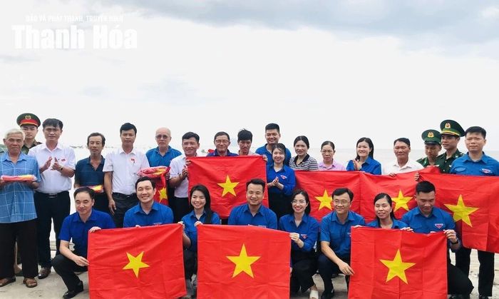 Trao cờ Tổ quốc cho ngư dân xã Vạn Lộc.