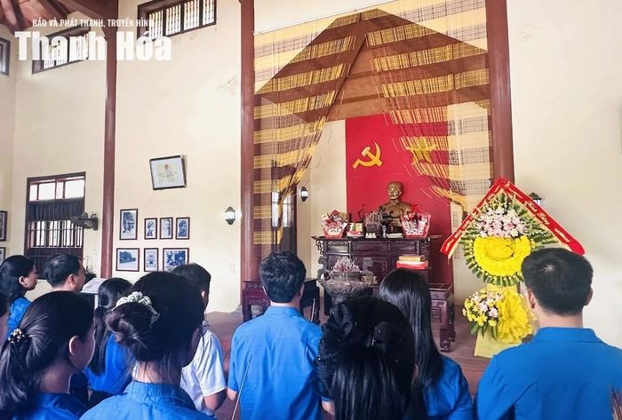 Đoàn dâng hương tưởng nhớ Chiến sĩ cách mạng Lê Hữu Lập.