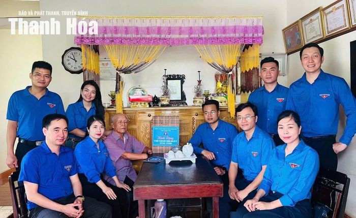 Đoàn thăm, tặng quà thương binh Nguyễn Văn Út ở thôn Hanh Cù, xã Vạn Lộc.
