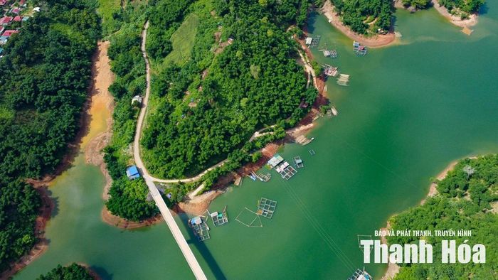 Những lồng cá mang theo kỳ vọng về một cuộc sống khấm khá hơn của người dân vùng cao giữa lòng hồ thủy điện. Không chỉ là nơi tích nước phát điện, đây còn trở thành vùng sản xuất thủy sản giá trị, tạo sinh kế bền vững cho người dân miền núi, ông Tâm nhấn mạnh.