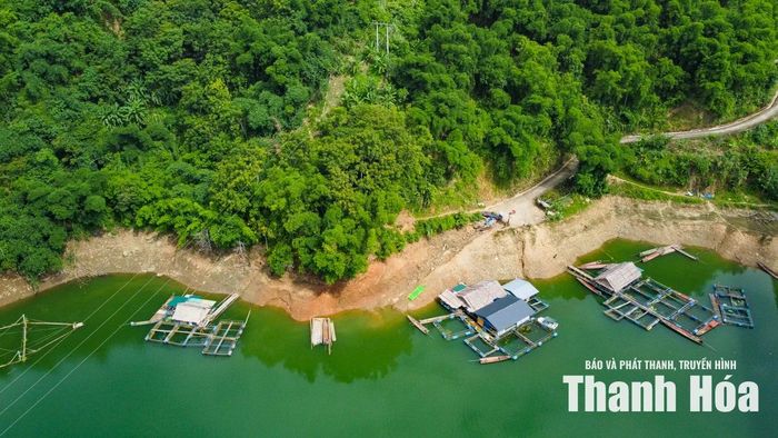 Thay vì phát triển ồ ạt, địa phương hướng tới nâng cao chất lượng lồng nuôi, đa dạng hóa các loài cá có giá trị kinh tế cao, đồng thời củng cố hoạt động của hợp tác xã, tăng cường liên kết với doanh nghiệp để ổn định đầu ra cho các hộ nuôi cá lồng, góp phần phát triển kinh tế địa phương.
