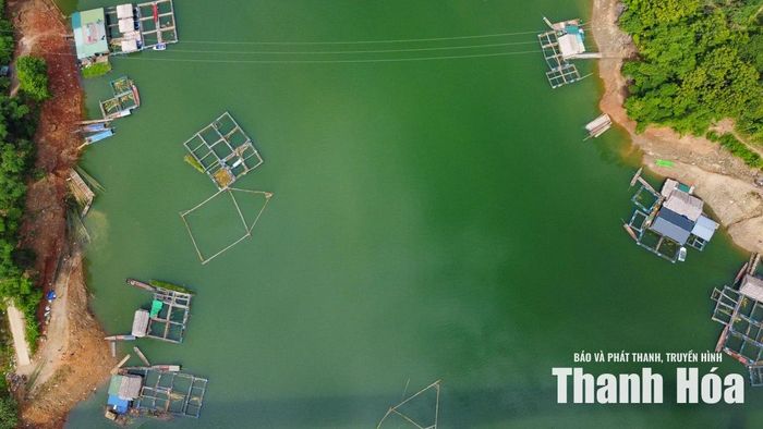 Theo báo cáo của UBND xã Trung Sơn, đến năm 2025 toàn xã có 173 ô lồng nuôi, với 57 hộ dân tham gia. Phần lớn lồng cá được đặt trên lòng hồ thủy điện Trung Sơn, số còn lại nằm ở những đoạn sông, suối có điều kiện thuận lợi.