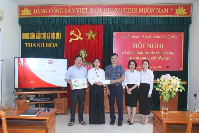 Công ty CP Mía đường Lam Sơn thăm, tặng quà tại Trung tâm Bảo trợ xã hội số 2 Thanh Hóa.