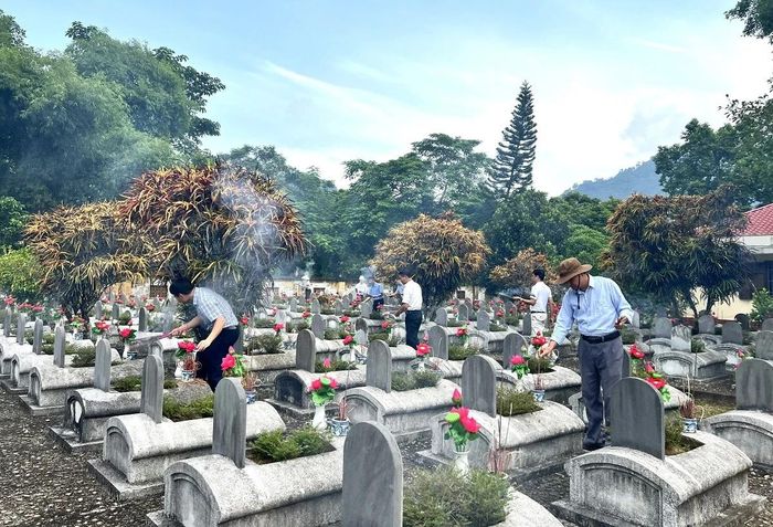 Cán bộ, người lao động Công ty CP Mía đường Lam Sơn dâng hương lên từng phần mộ liệt sỹ tại Nghĩa trang Liệt sĩ Quốc tế Đồng Tâm.