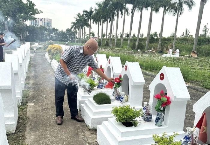 Ông Lê Văn Tân, Chủ tịch HĐQT Công ty CP Mía đường Lam Sơn dâng hương lên các phần mộ liệt sỹ tại Nghĩa trang liệt sĩ Hàm Rồng.