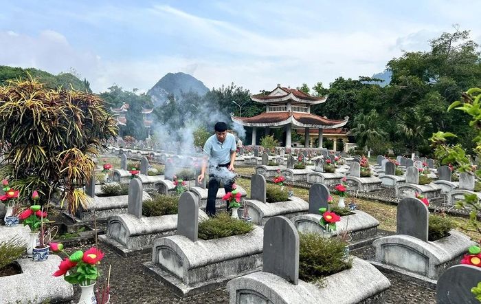 Ông Lê Văn Phương, Tổng Giám đốc Công ty CP Mía đường Lam Sơn dâng hương lên các phần mộ liệt sỹ tại Nghĩa trang Liệt sĩ Quốc tế Đồng Tâm.