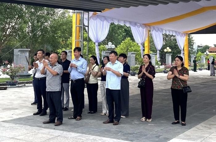 Công ty CP Mía đường Lam Sơn dâng hoa, dâng hương tại Nghĩa trang liệt sĩ Hàm Rồng.