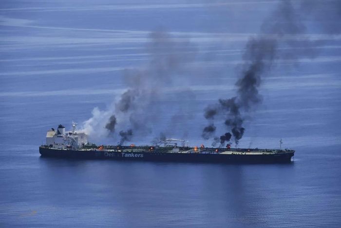 Nhóm Houthi cho biết đã sử dụng tên lửa đạn đạo, tên lửa hành trình cùng máy bay không người lái để tấn công hai tàu chở dầu của Saudi Arabia. Ảnh: Reuters.