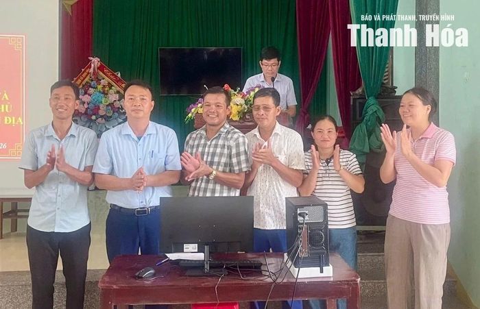 UBND xã Định Hòa trao bộ máy tính cho Tổ công nghệ số cộng đồng thôn Phang Thôn.