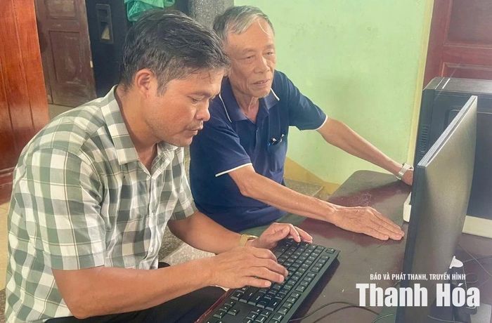 Người dân được hướng dẫn các thủ tục hành chính ngay tại nhà văn hóa thôn.