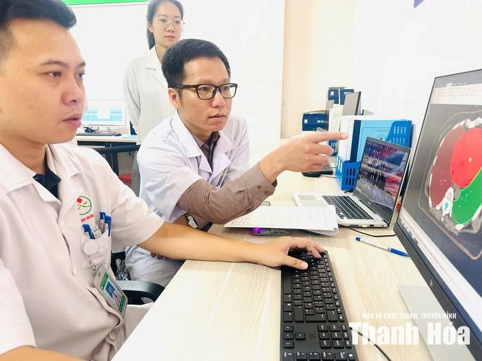 Chuyên gia đầu ngành của Bệnh viện Ung bướu Hà Nội đào tạo, hướng dẫn, chuyển giao kỹ thuật VMAT cho Bệnh viện Ung bướu Thanh Hóa.