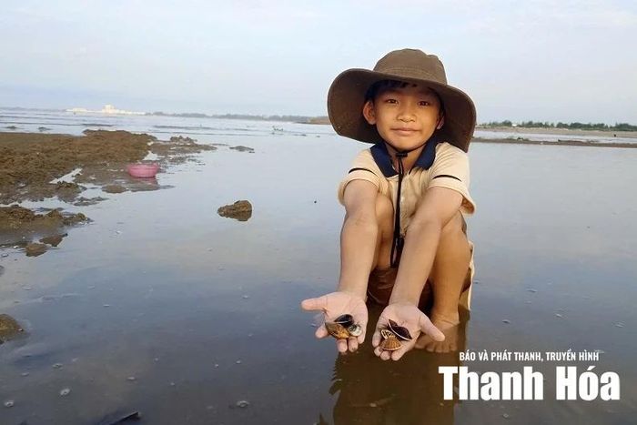 Bé Nhật Khánh vui vẻ với thành quả lao động của mình.