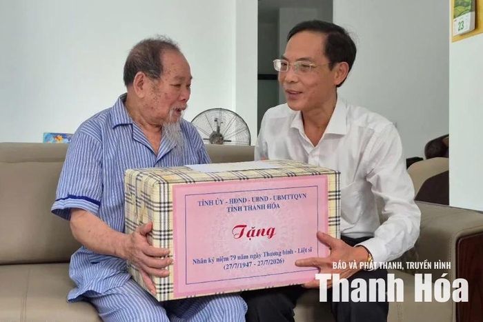 Phó Chủ tịch UBND tỉnh Đầu Thanh Tùng trao quà cho thương binh Nguyễn Văn Mỵ.