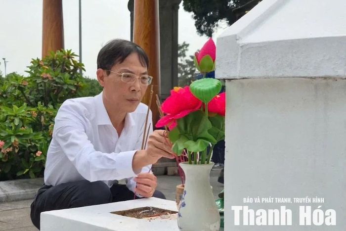 Phó Chủ tịch UBND tỉnh Đầu Thanh Tùng thắp hương tại các phần mộ liệt sĩ.