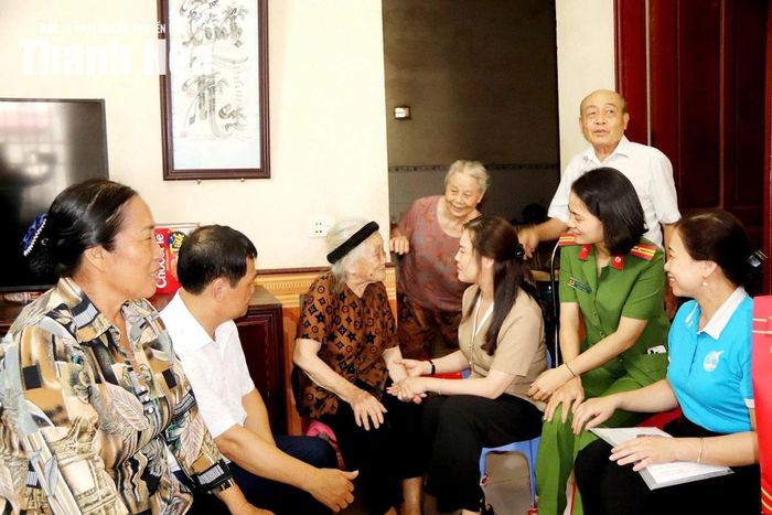 Phó Chủ tịch Hội LHPN tỉnh Bùi Thị Mai Hoan thăm hỏi Mẹ VNAH Hoàng Thị Việt.