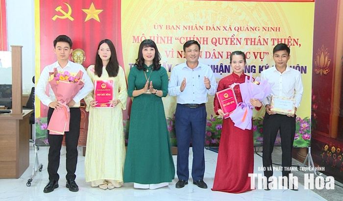 Lãnh đạo Ban Tuyên giáo và Dân vận Tỉnh ủy và xã Quảng Ninh trao giấy chứng nhận kết hôn, giấy khai sinh cho các công dân địa phương.