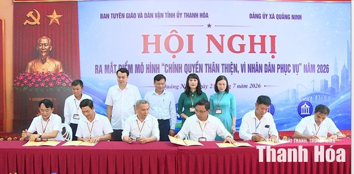 Dưới sự chứng kiến của lãnh đạo Ban Tuyên giáo và Dân vận Tỉnh ủy và xã Quảng Ninh, đại diện các đơn vị thuộc HĐND, UBND xã Quảng Ninh ký cam kết thực hiện và làm theo khẩu hiệu “5 biết”, “3 không”, “4 thể hiện”.
