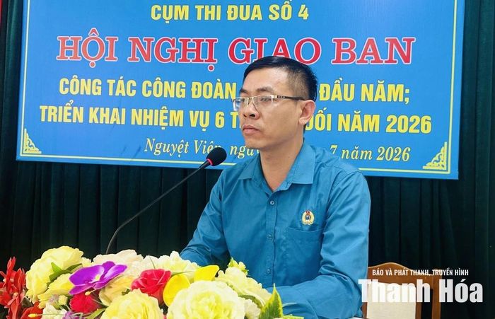 Chủ tịch Công đoàn phường Hạc Thành Nguyễn Văn Tiến, Cụm trưởng Cụm thi đua số 4 phát biểu khai mạc hội nghị.