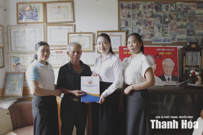 Bà Vũ Thị Dung, Phó Giám đốc TYM Chi nhánh Thanh Hóa trao quà cho thân nhân gia đình thờ cúng liệt sĩ.
