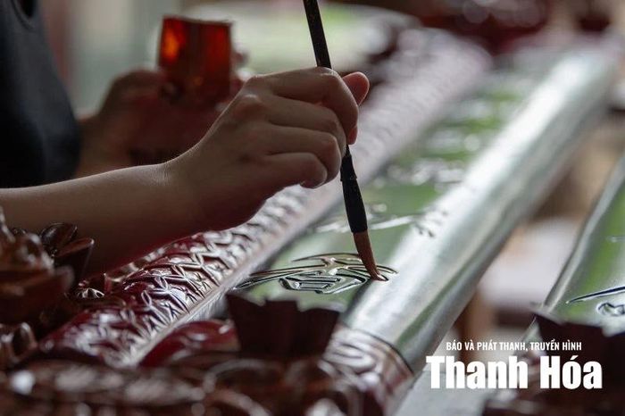 Đi keo bằng bút tròn - kỹ thuật đòi hỏi sự khéo léo và khổ luyện