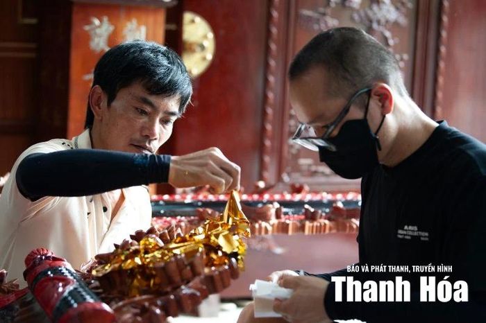 Các nghệ nhân tỉ mỉ hoàn thiện công đoạn thếp vàng