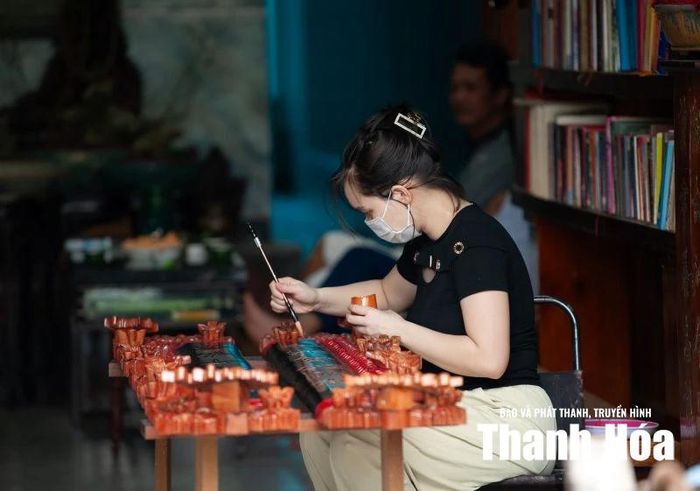 Nghệ nhân vào cầm trên các chi tiết hoa văn.