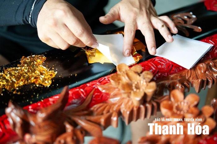 Kỹ thuật thếp vàng quỳ đòi hỏi sự kiên nhẫn và tỉ mỉ.