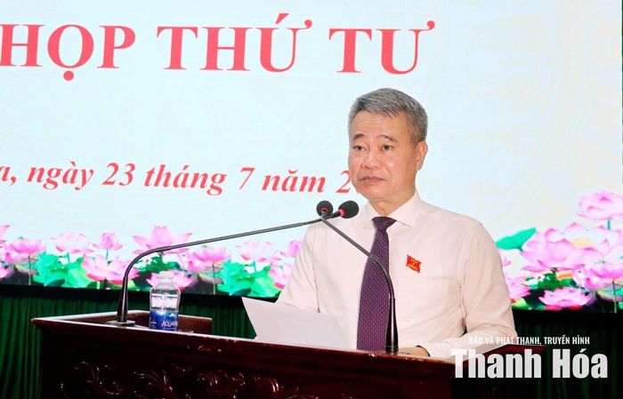 Bí thư Đảng ủy, Chủ tịch HĐND phường Tĩnh Gia phát biểu tại kỳ họp.