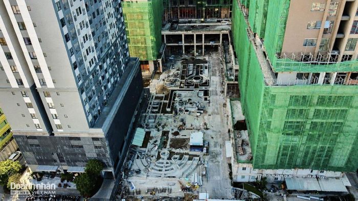  Theo ghi nhận, hiện tại công trình dự án tấp nập công nhân làm việc…
