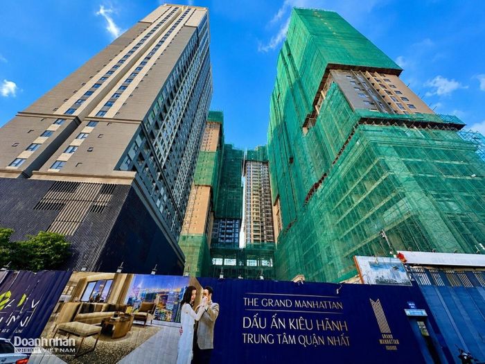  Bên cạnh The Park Avenue, Novaland cũng vừa thông báo đưa The Grand Manhattan (trên đường Cô Giang - Cô Bắc, phường Cầu Ông Lãnh) trở lại kế hoạch kinh doanh trong giai đoạn 2026-2027 sau nhiều năm gần như "đóng băng" vì các vướng mắc pháp lý.