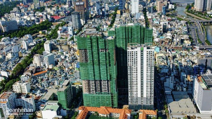  The Grand Manhattan được xem là một trong những quỹ đất hiếm còn lại tại trung tâm TP HCM. Dự án nằm trên khu đất khoảng 1,4 ha, gồm ba tháp cao 38 tầng với hơn 1.000 căn hộ, kết hợp trung tâm thương mại, khách sạn và các tiện ích nội khu.